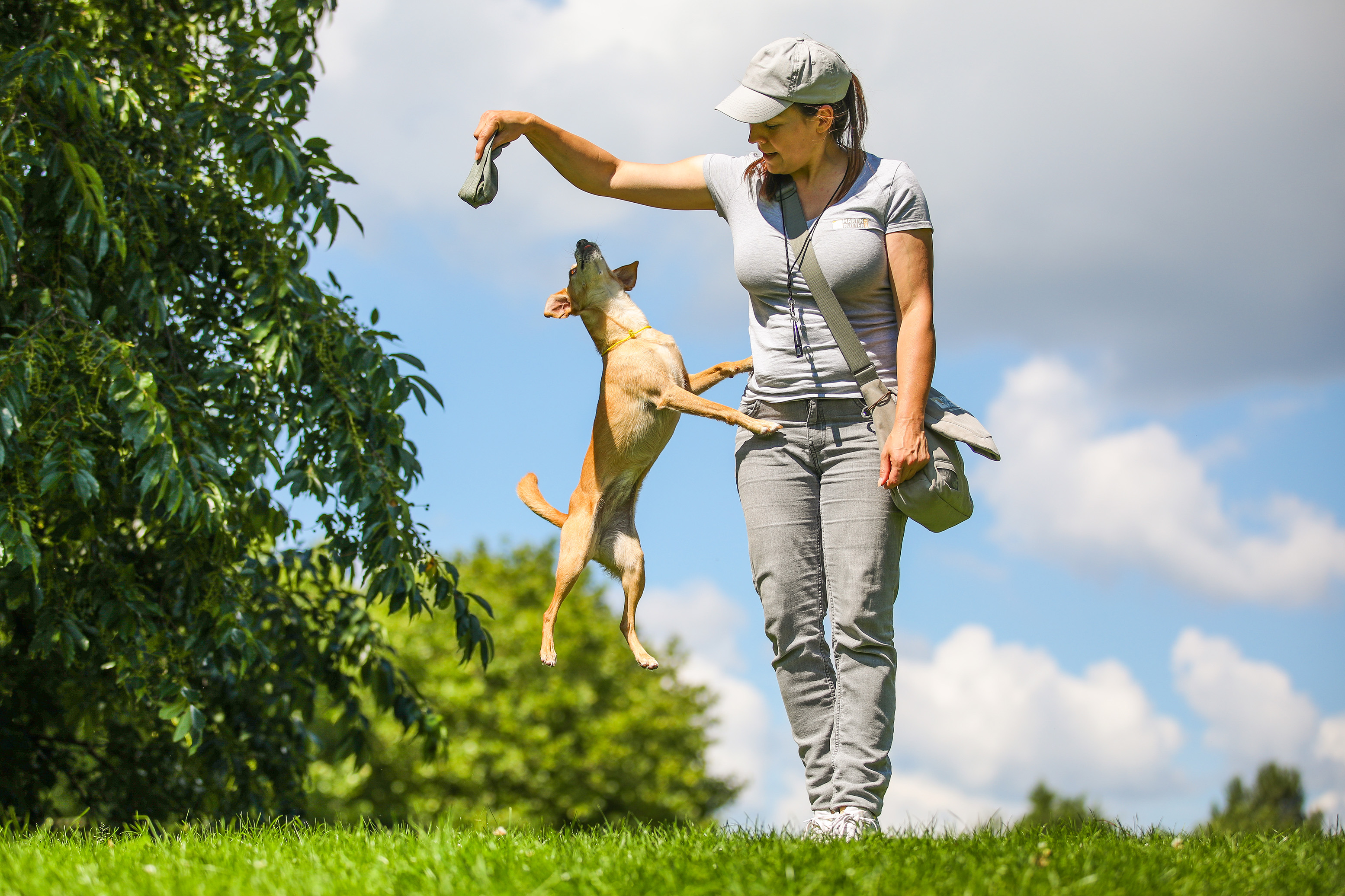 Hund og eier som leker ute i naturen som flåtten trives godt i. 